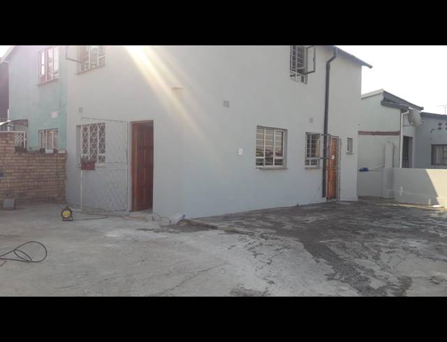 3 BEDROOM DUPLEX RENTED IN CHATSWORTH CENTRAL